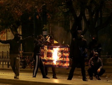Αναρχικοί του «Ρουβίκωνα» εισβάλουν σε καταστήματα (βίντεο)